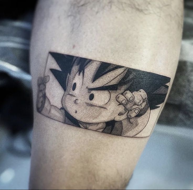 Hình xăm anime phong cách blackwork trên bắp tay, chi tiết rõ nét, độ phân giải HD.