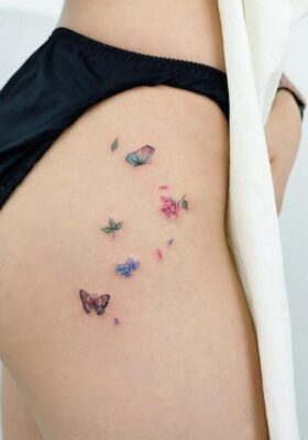 Hình xăm bươm bướm mini màu nước trên đùi, phong cách tinh tế, ảnh HD.