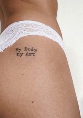 Hình xăm chữ trên hông phong cách tối giản, dòng chữ "My Body My Art", ảnh độ phân giải HD.