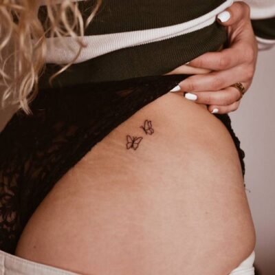 Hình xăm bướm nhỏ ở hông, phong cách blackwork, chi tiết đơn giản, ảnh độ phân giải HD.