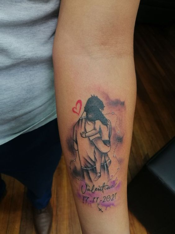 Tattoo mini dễ thương về tình cha con trên tay Hình xăm cha và con gái trên cánh tay, phong cách màu nước, chi tiết, độ phân giải HD.
