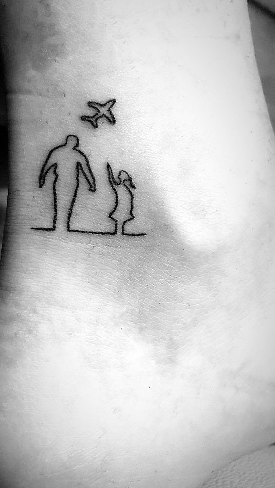 Tattoo mini về tình cha con và ước mơ bay xa Hình xăm mini người và máy bay, phong cách blackwork, vị trí cổ chân, chi tiết tối giản, ảnh HD.
