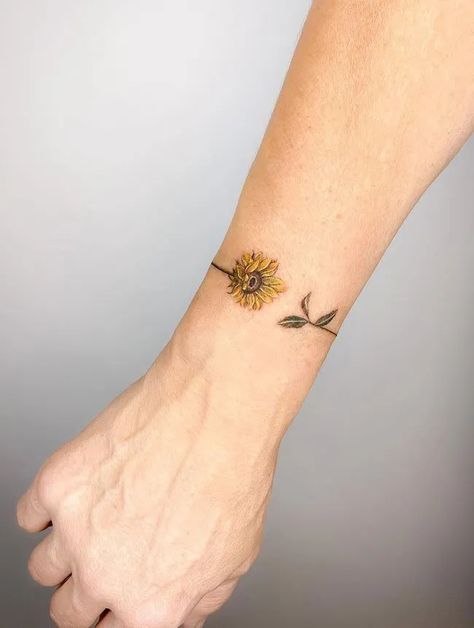 Tattoo vòng tay mini làm bằng hoa hướng dương Hình xăm hoa hướng dương mini trên cổ tay, phong cách màu sắc chi tiết, ảnh HD.