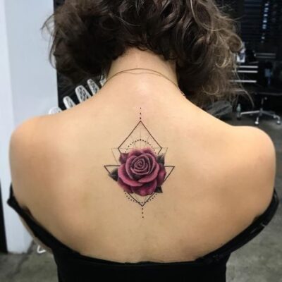 Tattoo hoa hồng màu tím thu hút cho nữ Hình xăm hoa hồng màu sắc trên lưng, phong cách cổ điển, chi tiết rõ nét, độ phân giải HD.