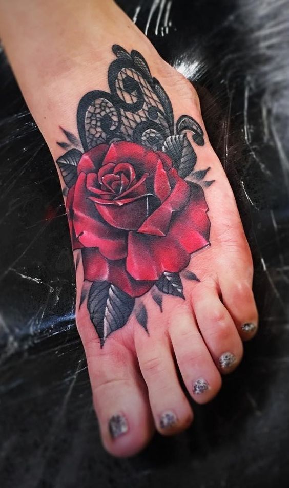 Tattoo một bông hồng và lá ở bàn chân Hình xăm hoa hồng trên mu bàn chân, phong cách cổ điển, chi tiết rõ nét, độ phân giải HD.