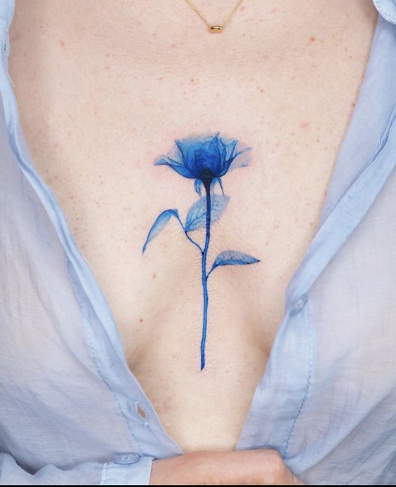 Tattoo một cành hoa hồng xanh cho nữ ở ngực Hình xăm hoa xanh phong cách màu nước trên ngực, chi tiết tinh tế, ảnh HD.