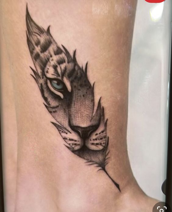 Hình xăm sư tử blackwork trên cổ chân, phong cách nghệ thuật, chi tiết cao, ảnh HD.