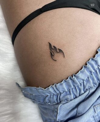 Hình xăm ngọn lửa mini trên hông, phong cách blackwork, chi tiết rõ nét, ảnh độ phân giải cao.