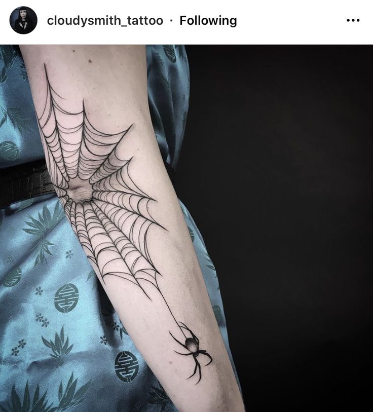 Hình xăm mạng nhện blackwork trên cánh tay, phong cách tối giản, chi tiết rõ nét, hình ảnh HD.