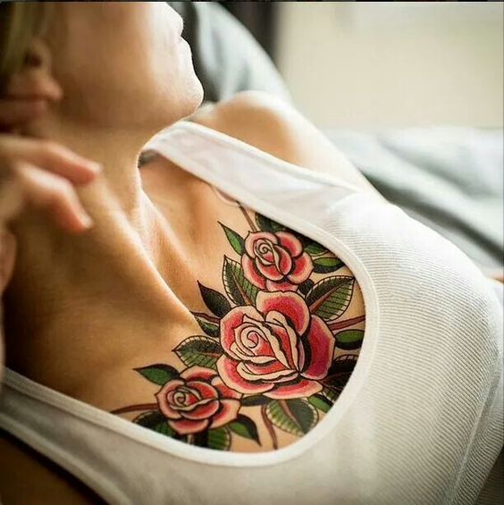 Tattoo nhiều hoa hồng cho nữ ở ngực Hình xăm hoa hồng ấn tượng trên ngực, phong cách cổ điển, chi tiết rực rỡ, ảnh HD.