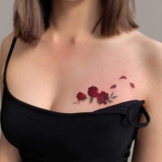 Tattoo những bông hoa hồng mini cho nữ Hình xăm hoa hồng nhỏ ở xương quai xanh, phong cách màu nước, độ chi tiết cao, ảnh HD chất lượng cao.