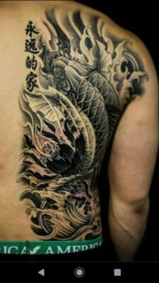 Hình xăm rồng trên lưng, phong cách blackwork, chi tiết rõ nét, độ phân giải HD.