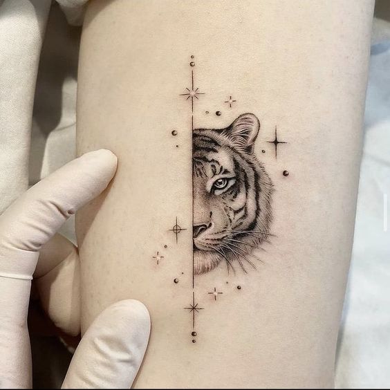 Hình xăm mặt hổ trên tay, phong cách blackwork tinh tế, độ chi tiết cao, ảnh HD.