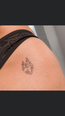 Hình xăm mini ngọn lửa trên vai, phong cách blackwork, độ chi tiết cao, ảnh HD.