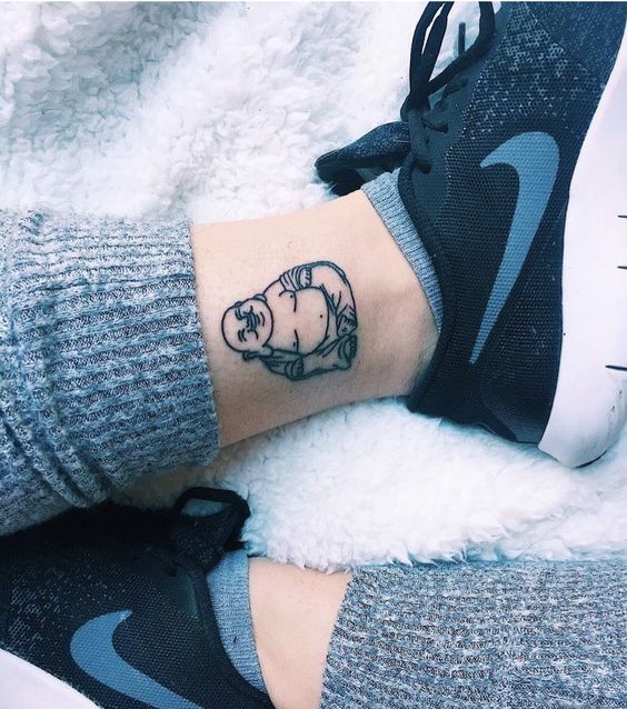 tattoo ông thần tài nhỏ ở cổ chân đơn giản Hình xăm Phật mini trên cổ chân, phong cách blackwork, chi tiết rõ nét, ảnh HD.