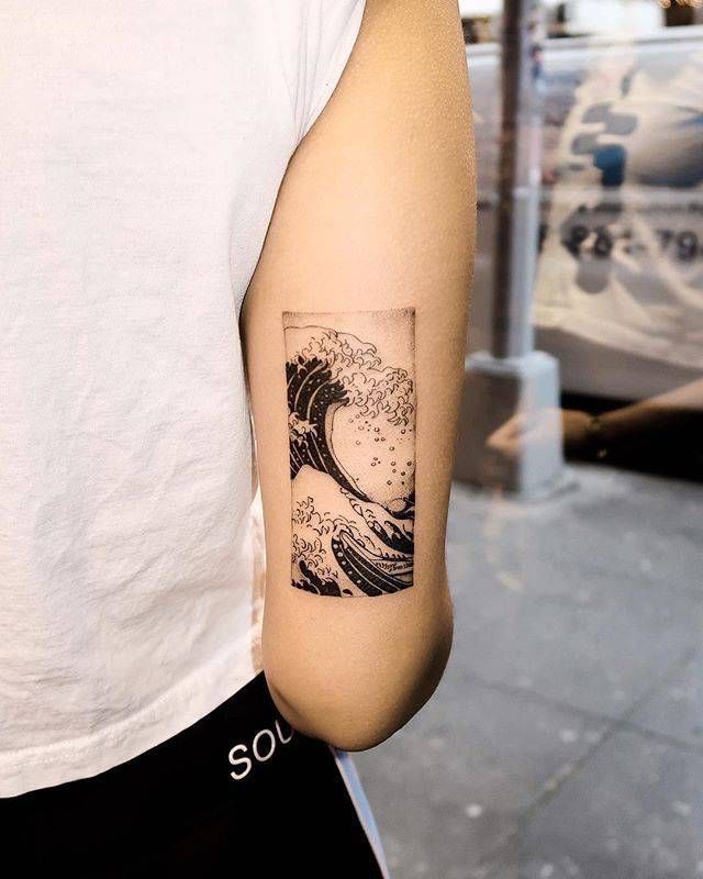 Hình xăm sóng phong cách blackwork trên cánh tay, chi tiết tinh xảo, ảnh HD.