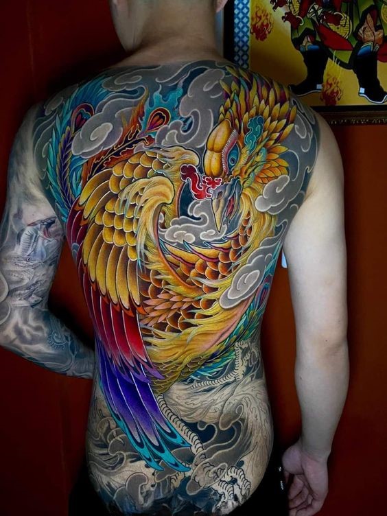 Hình xăm phượng hoàng màu sắc, phong cách truyền thống, trên lưng. Độ chi tiết cao, ảnh HD.