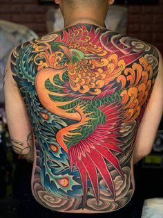 Hình xăm phượng hoàng màu sắc, phong cách cổ điển, trên lưng, chi tiết sống động, độ phân giải HD.