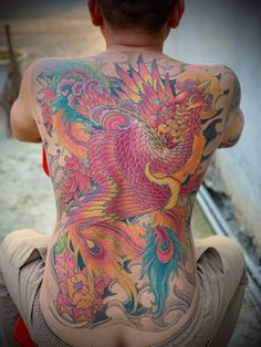 Hình xăm phượng hoàng màu sắc trên lưng; phong cách cổ điển; độ chi tiết cao; ảnh HD.