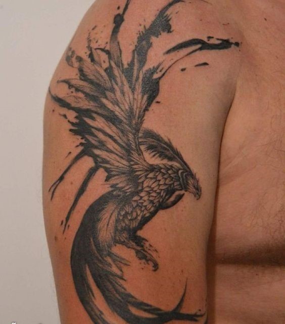 Tattoo phượng hoàng đơn sắc Hình xăm phượng hoàng trên bắp tay, phong cách blackwork chi tiết, độ phân giải HD.