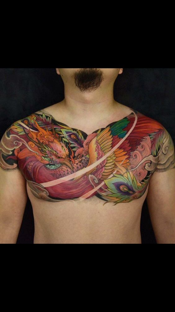 tattoo phượng hoàng kín ngực Hình xăm phượng hoàng màu sắc trên ngực, phong cách truyền thống, chi tiết cao, ảnh chất lượng HD.