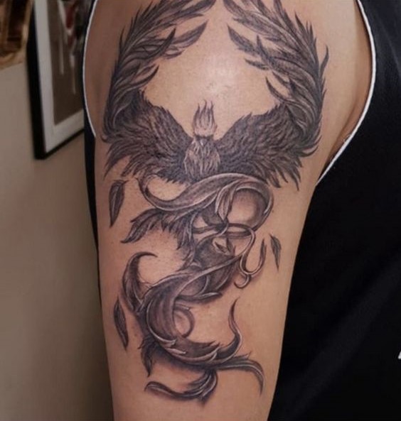Tattoo phượng hoàng vỗ cánh đơn sắc Hình xăm phượng hoàng ở bắp tay, phong cách blackwork, chi tiết rõ nét, ảnh độ phân giải HD.