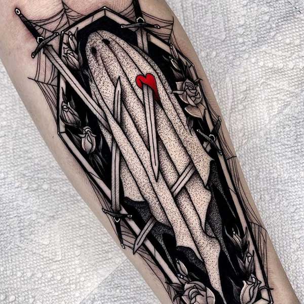 Hình xăm blackwork trên tay, chủ đề kiếm và hoa hồng, phong cách chi tiết, độ phân giải HD.
