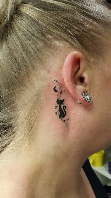 Hình xăm mèo và trăng sau tai, phong cách blackwork, chi tiết rõ nét, độ phân giải HD.