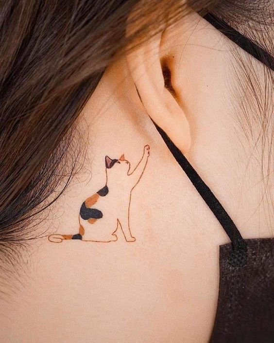 Hình xăm mèo mini sau tai, phong cách tối giản, độ phân giải HD, thể hiện sự tinh tế và sáng tạo.