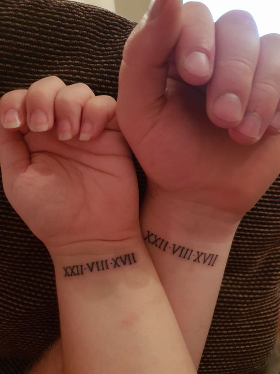 Hình xăm số La Mã cho cặp đôi