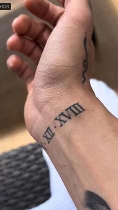 tattoo số la mã mini ở cổ tay