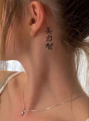 tattoo tên bằng chữ Hán Hình xăm chữ Hán ở sau tai, phong cách blackwork, chi tiết rõ nét, ảnh chất lượng HD.