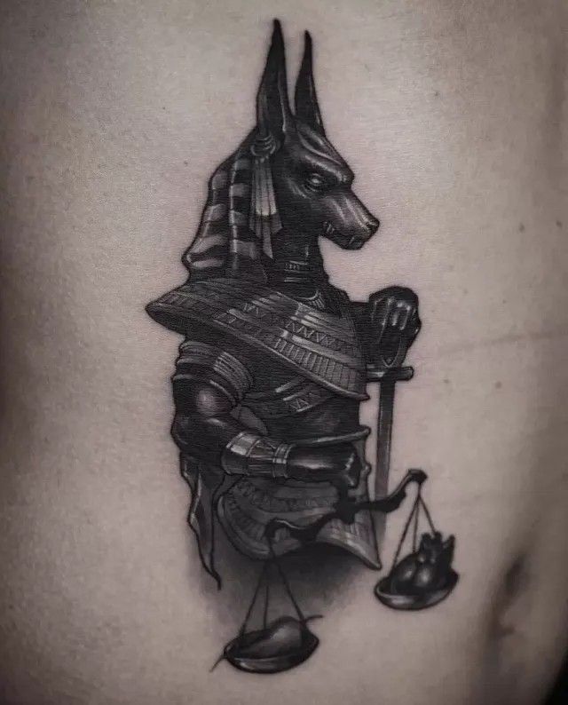 Hình xăm Anubis blackwork chi tiết trên da, phong cách cổ điển, độ phân giải HD.