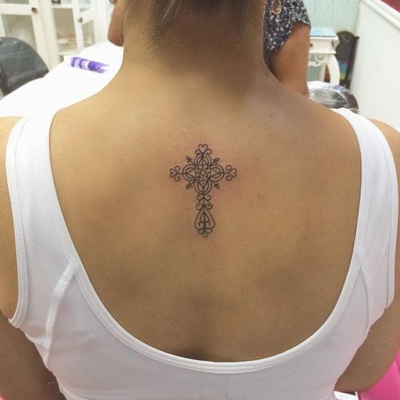 Hình xăm thánh giá trên lưng, phong cách blackwork tinh xảo, ảnh chất lượng HD.