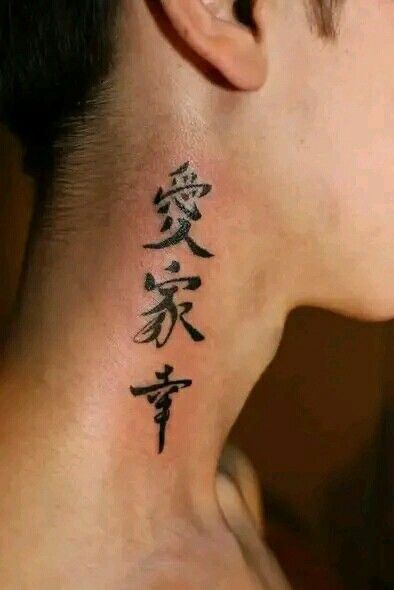Hình xăm chữ Hán trên cổ, phong cách blackwork, độ chi tiết cao, ảnh HD.