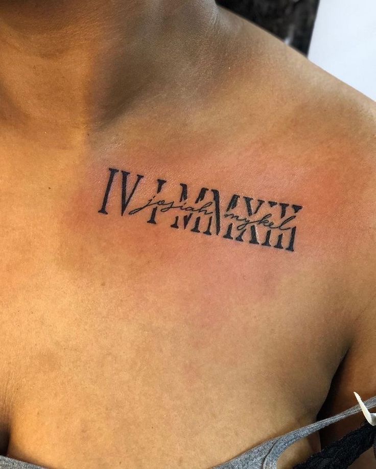 Tattoo vai với bộ chữ số La Mã cho khách Hình xăm số La Mã trên ngực, phong cách blackwork, chi tiết rõ nét, độ phân giải HD.
