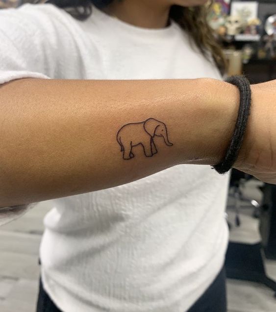 Hình xăm voi mini trên cánh tay, phong cách blackwork đơn giản, ảnh HD rõ nét.