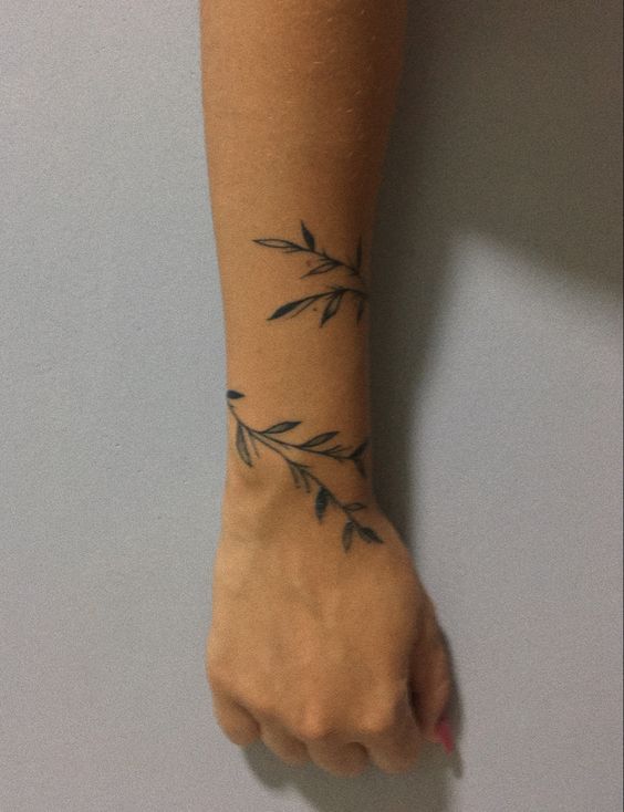 Hình xăm lá cây trên cổ tay, phong cách blackwork, chi tiết rõ nét, ảnh HD.