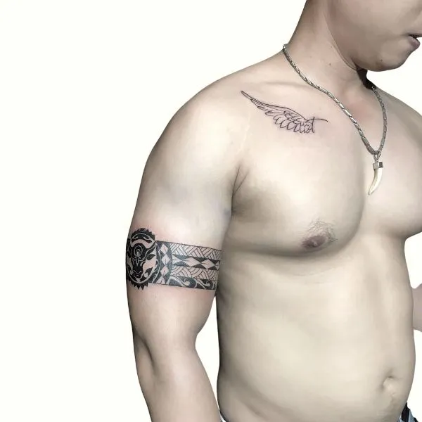 Hình xăm tribal ở bắp tay và cánh ở ngực, phong cách blackwork, độ chi tiết cao, ảnh HD.