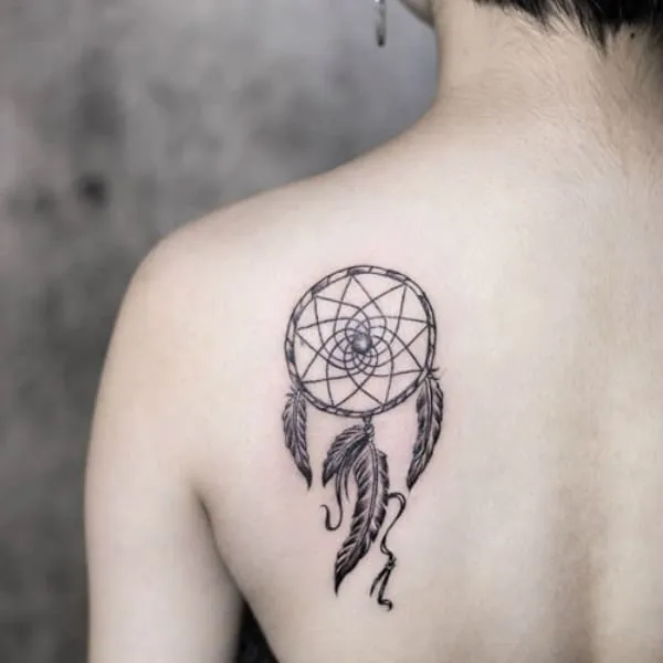 Hình xăm dreamcatcher ở vai, phong cách blackwork chi tiết, ảnh HD rõ nét.