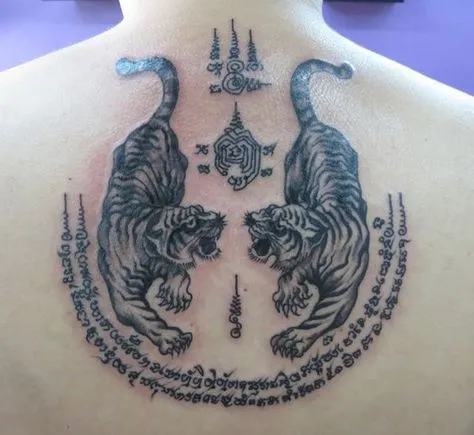 Hình xăm hổ và chữ trên lưng, phong cách blackwork chi tiết, độ phân giải HD.