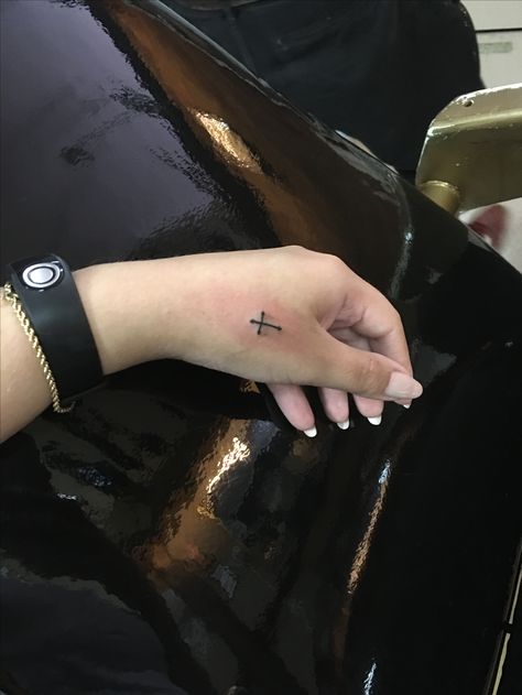 Hình xăm chữ thập mini trên ngón tay, phong cách blackwork, ảnh HD rõ nét.