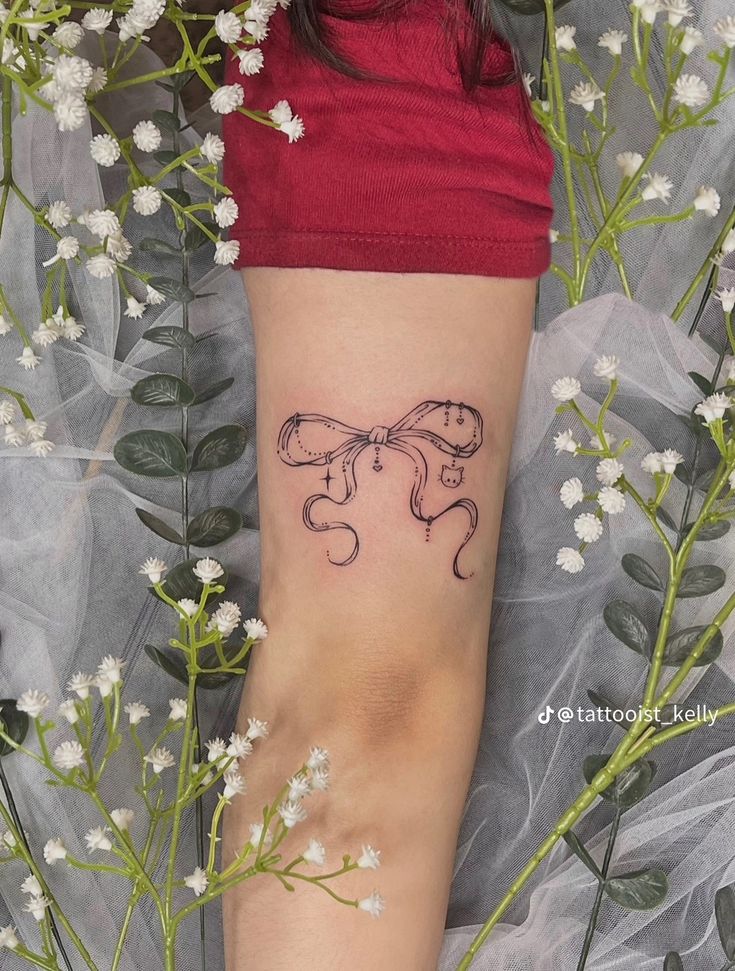 Dây thắt hình nơ dễ thương Hình xăm nơ mini phong cách blackwork trên tay, chi tiết rõ nét, độ phân giải HD.