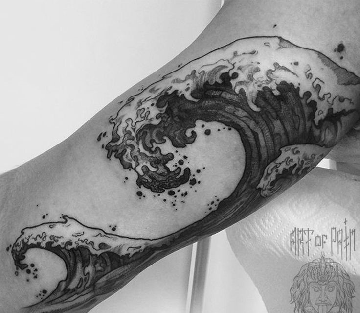 Hình xăm sóng phong cách blackwork trên cánh tay, chi tiết rõ nét, ảnh HD.