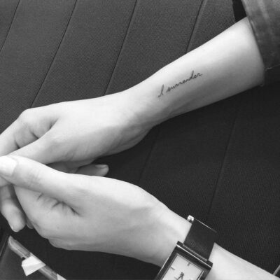 thể hiện cá tính với mẫu tattoo tên trên cổ tay Hình xăm chữ mini trên cổ tay, phong cách blackwork, ảnh đen trắng, độ phân giải HD.