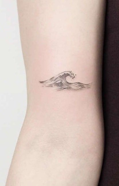 Hình xăm sóng mini trên tay, phong cách blackwork, chi tiết tinh tế, ảnh HD.