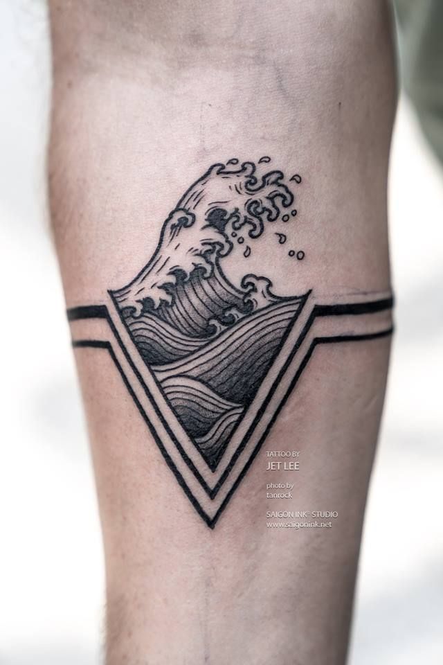 Hình xăm sóng biển phong cách blackwork trên bắp tay, chi tiết rõ nét, độ phân giải HD.