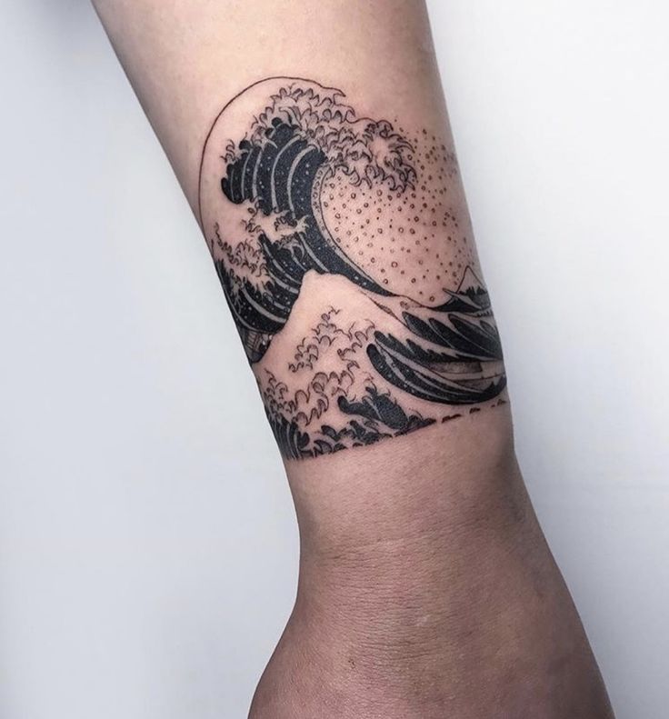 Hình xăm sóng biển blackwork trên tay, phong cách chi tiết, ảnh HD sắc nét.