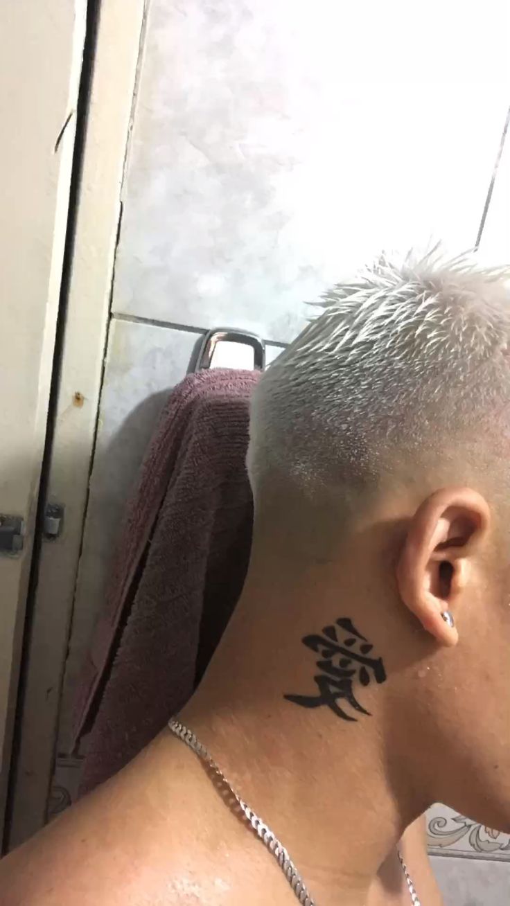 Hình xăm chữ cổ điển trên gáy, phong cách blackwork, chi tiết rõ nét, ảnh HD.