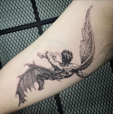 Hình xăm thiên thần và quỷ trên cánh tay, phong cách blackwork chi tiết, độ phân giải HD.